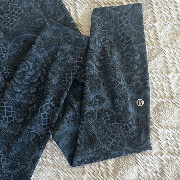 Lululemon Leggings size 2, 23” length excellent used condition - Picture 2 of 7